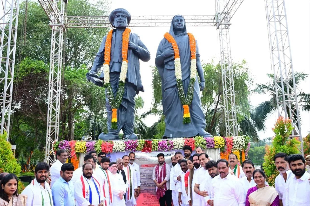 హైదరాబాద్ నడిబొడ్డున పూలే దంపతుల విగ్రహాల ఆవిష్కరణ
